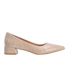 Beige Pumps auf einem Ziegelstein im Hallie-Schlangenhaut-Muster