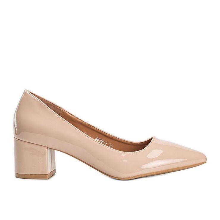 Beige Pumps lackiert auf dem Eden-Block