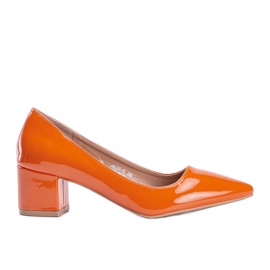 Orangefarbene Pumps auf dem Eden-Block lackiert