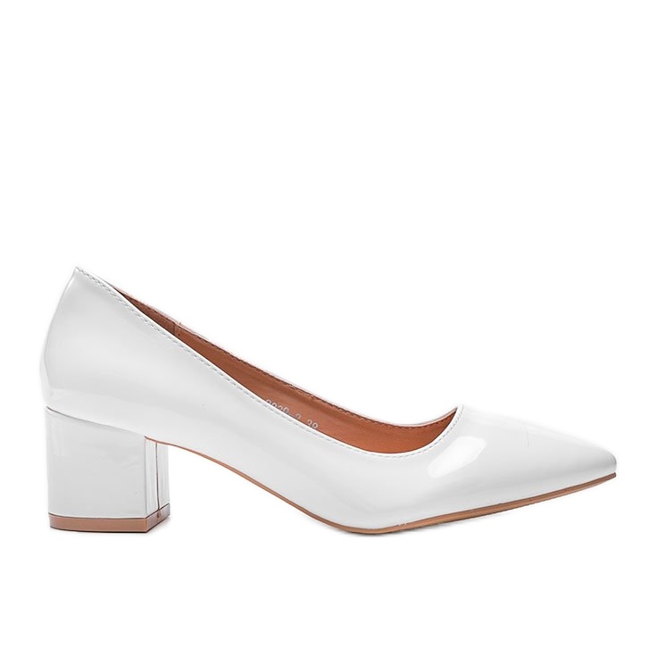Weiße Pumps lackiert auf dem Eden-Block