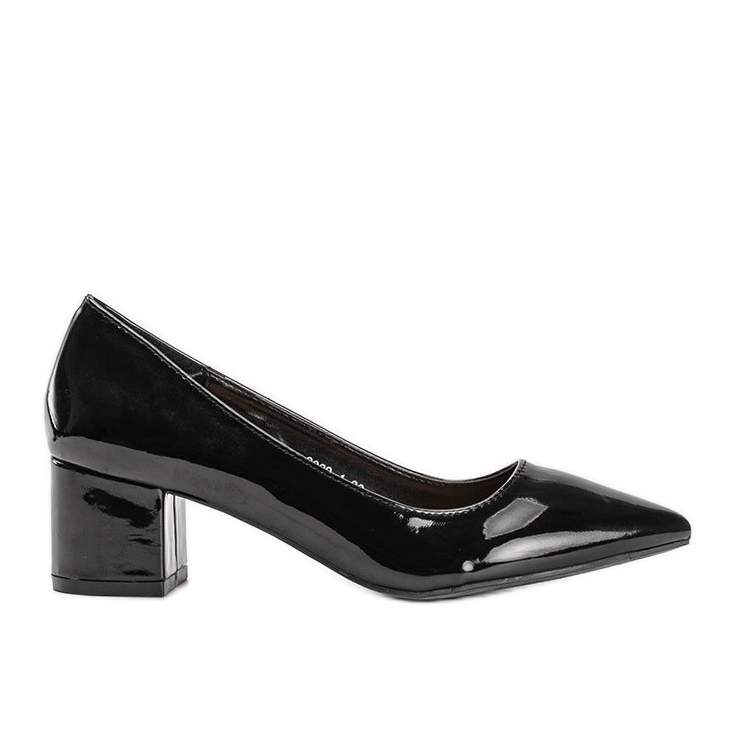 Schwarze Pumps lackiert auf dem Eden-Block