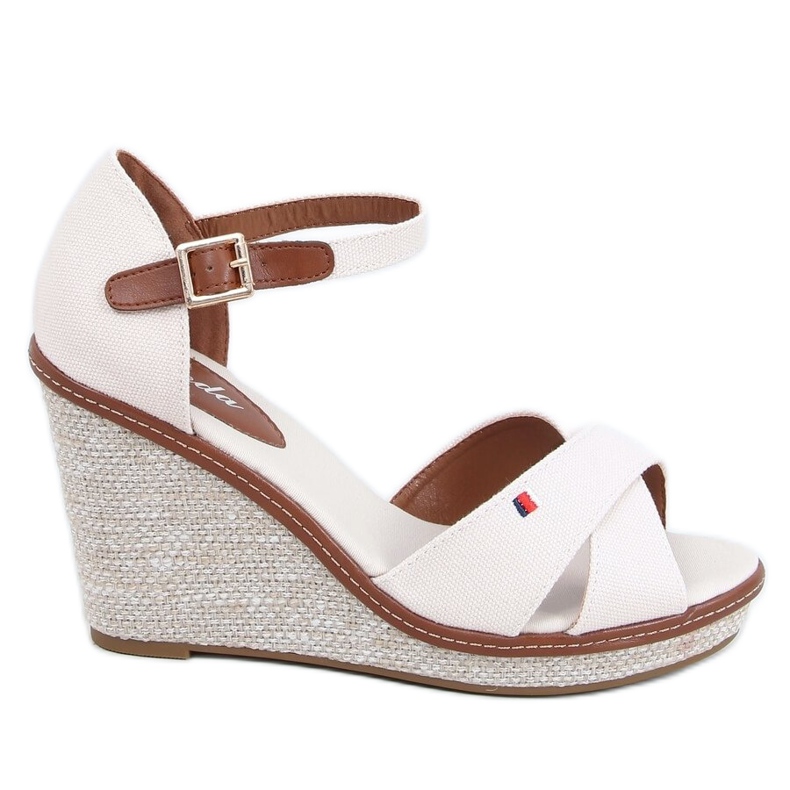 Sandalen auf einem beigen Keil BL-70 Beige