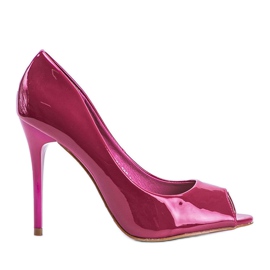 Pinke Pumps lackiert auf einem Luke-Absatz rosa