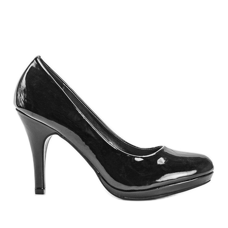 Schwarze Pumps lackiert auf der Lilian-Plattform