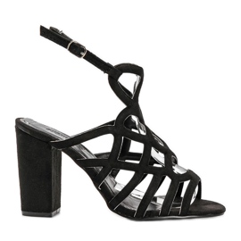 Schwarze, durchbrochene Sandalen am Imani-Pfosten