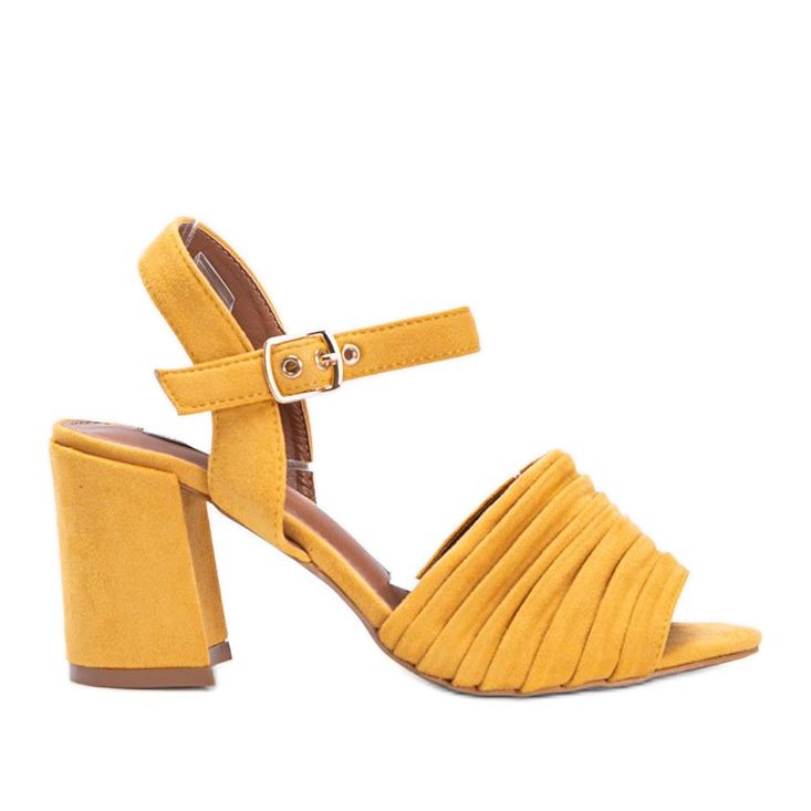 Gelbe Sandalen auf einem Block aus Öko-Wildleder Aliya