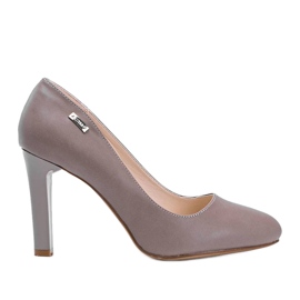 Beige Pumps auf einem Taffy-Absatz braun