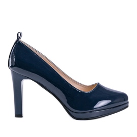 Marineblaue Pumps auf der Lady-Plattform