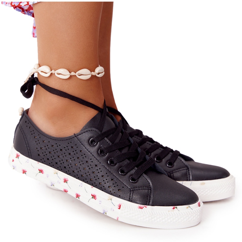 EVE Sneakers aus durchbrochenem Leder mit Blumen Schwarz Frühling 9SP35-1002