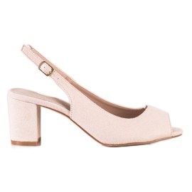 Goodin Wildledersandalen auf einer Bar beige