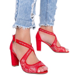 Rote Spitzensandalen am Beth-Pfosten