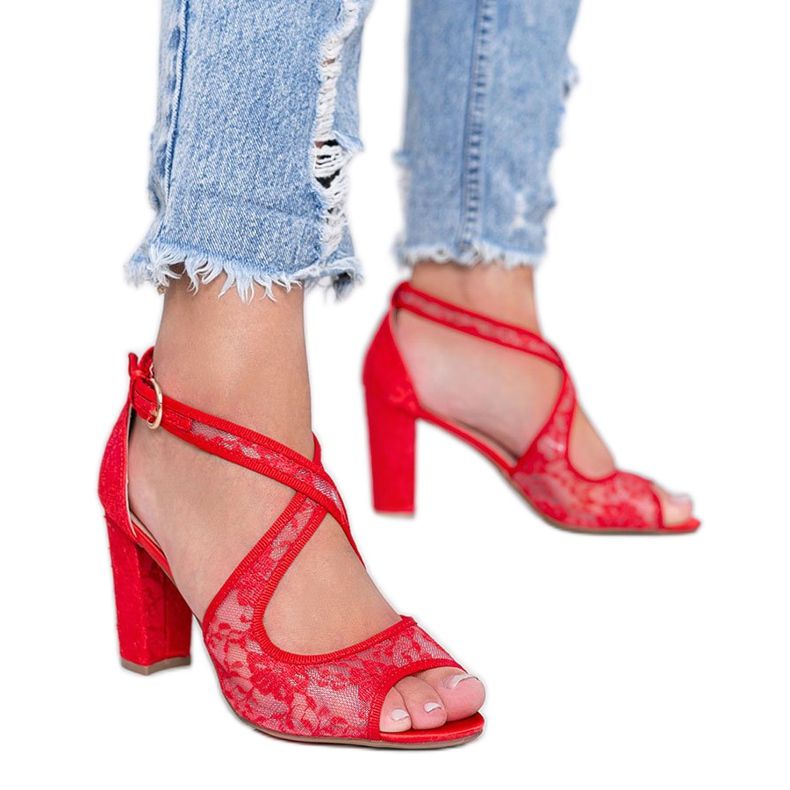 Rote Spitzensandalen am Beth-Pfosten