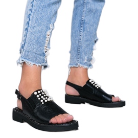 Schwarze Sandalen mit Perlen wie eine Frau