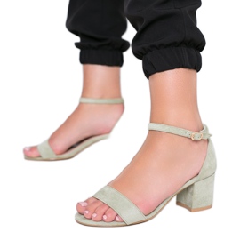 Grüne Sandalen auf Betis Post