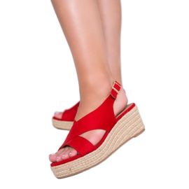 Rote Espadrilles auf dem Keil von Marina