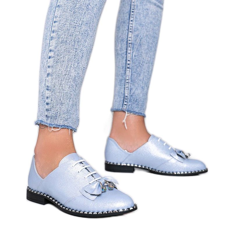 Blaue glänzende Schuhe mit einer Lost Stars Schleife