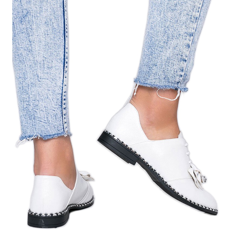 Weiße glänzende Schuhe mit einer Lost Stars Schleife