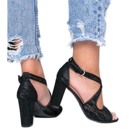 Schwarze Spitzensandalen am Beth-Pfosten