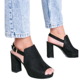 Schwarze Sandalen auf einem Pimp-Pfosten