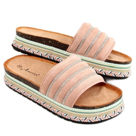 Pink N-96 Pinke Pantoffeln auf der verzierten Sohle rosa