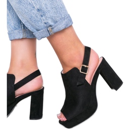 Schwarze Sandalen auf dem Posten von Lordly