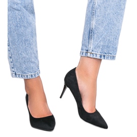 Schwarze Pumps auf einem Calla-Absatz