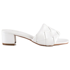 Small Swan Gesteppte Hausschuhe auf einem Pfosten weiß