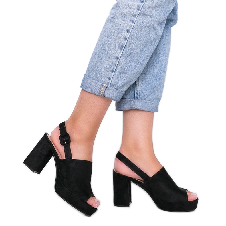 Schwarze Sandalen auf dem Posten von Chikie