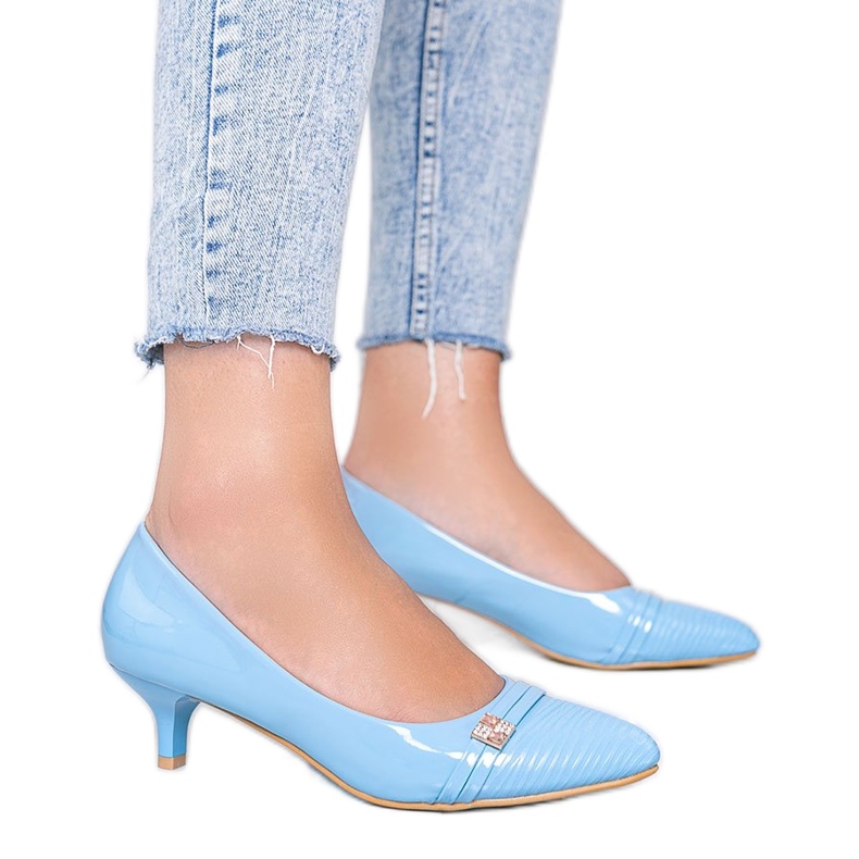 Blaue Pumps auf Mollys niedrigem Absatz