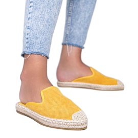 Gelbe Flip-Flops mit aufgesetzter Kinshasa-Front