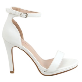Weiße Sandalen auf einem hohen Absatz S-835 Weiß