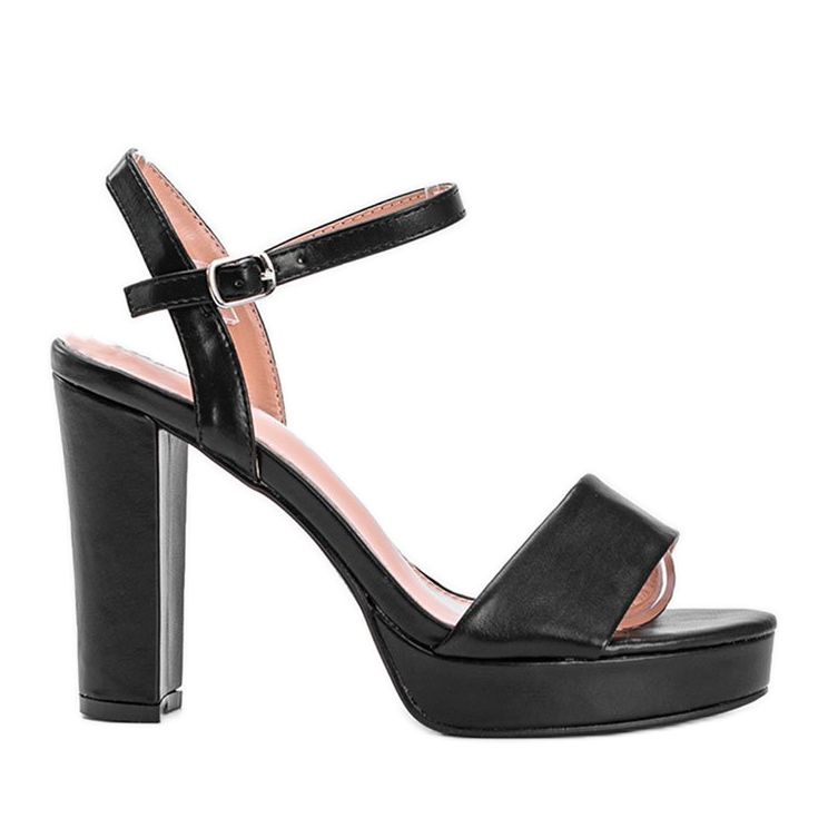 Schwarze Sandalen auf einem Cripsy Post