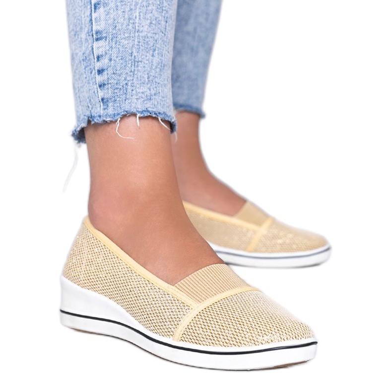 Gold glitzernde Ballerinas auf dem Glam Star Wedge golden