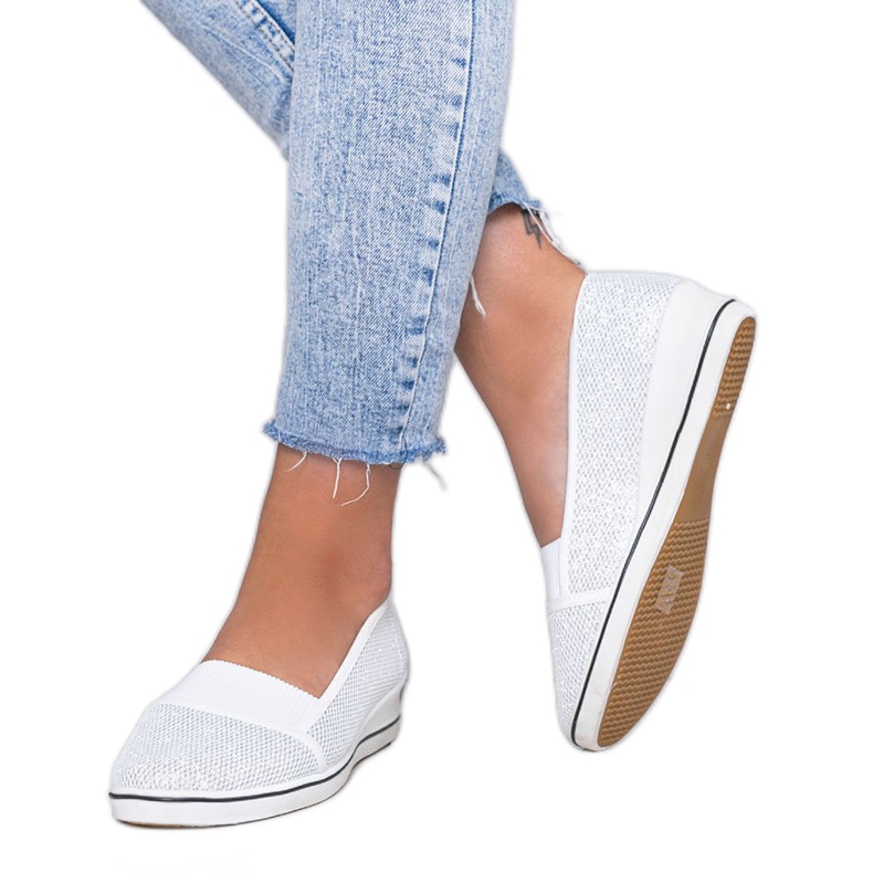 Weiß glänzende Ballerinas an der Glam Star Keilferse