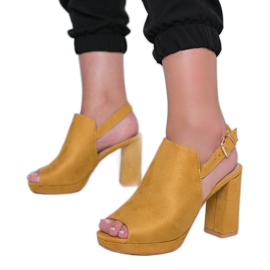 Senffarbene Sandalen auf dem Pimp Post gelb