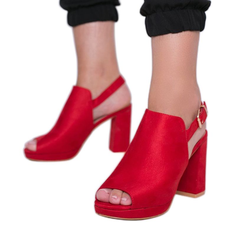 Rote Sandalen auf einem Zuhälterpfosten