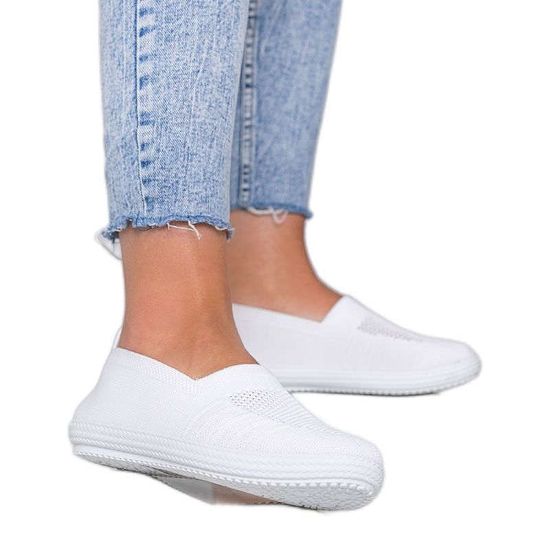 Tiefweiße Slip-On-Sneakers mit Lochmuster