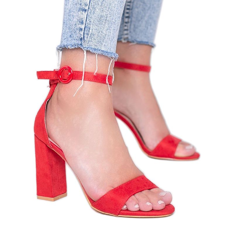 Rote Sandalen am Penelope-Pfosten