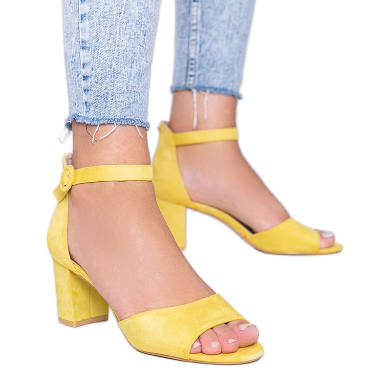 Gelbe Sandalen auf dem Mare Mare Post