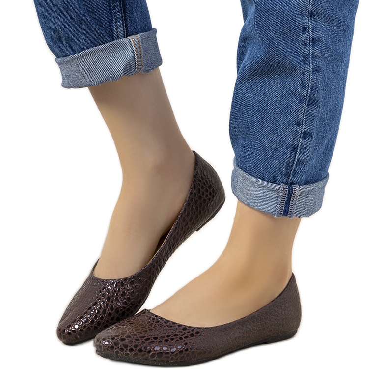 Braune Lack-Ballerinas mit Mozzare-Krokodilleder-Muster rosa