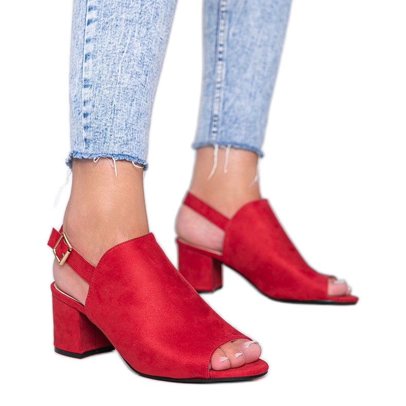 Rote Sandalen auf einem Pfosten mit Blubbery-Schaft