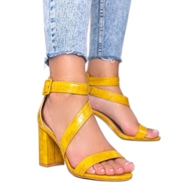 Senffarbene Sandalen auf einem Silver Dust-Pfosten gelb