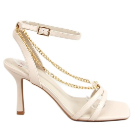Sandalen auf einem hohen Absatz mit einer Kette beige NF-66P Beige golden