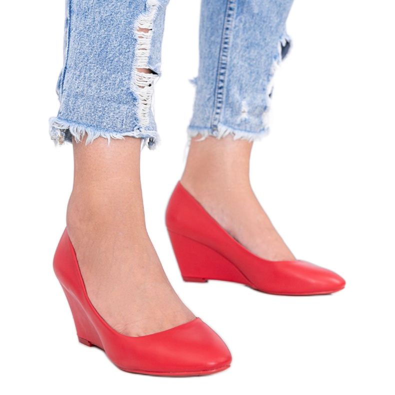 Rote Pumps am Caffe Keilabsatz