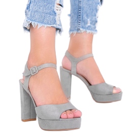 Graue Sandalen auf der LaBamba-Plattform