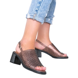 Braune Metallic-Sandalen am Cusi-Pfosten