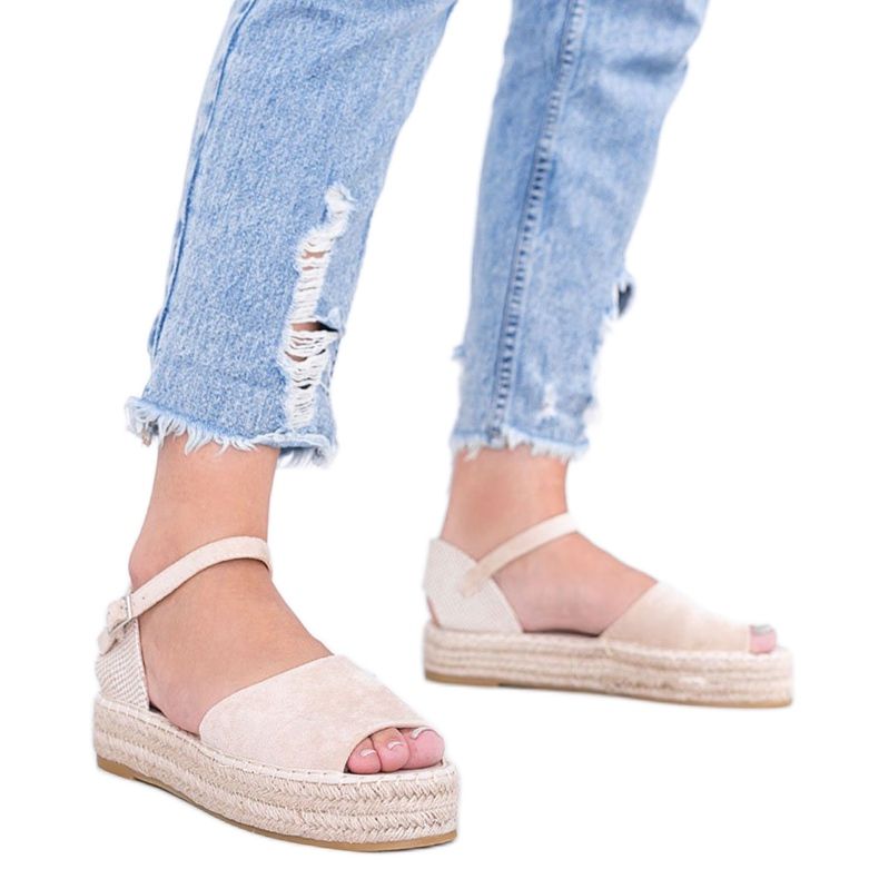 Beige Sandalen auf der Pearl River-Plattform