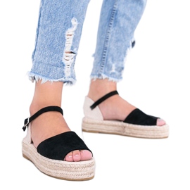 Schwarze Sandalen auf der Pearl River-Plattform