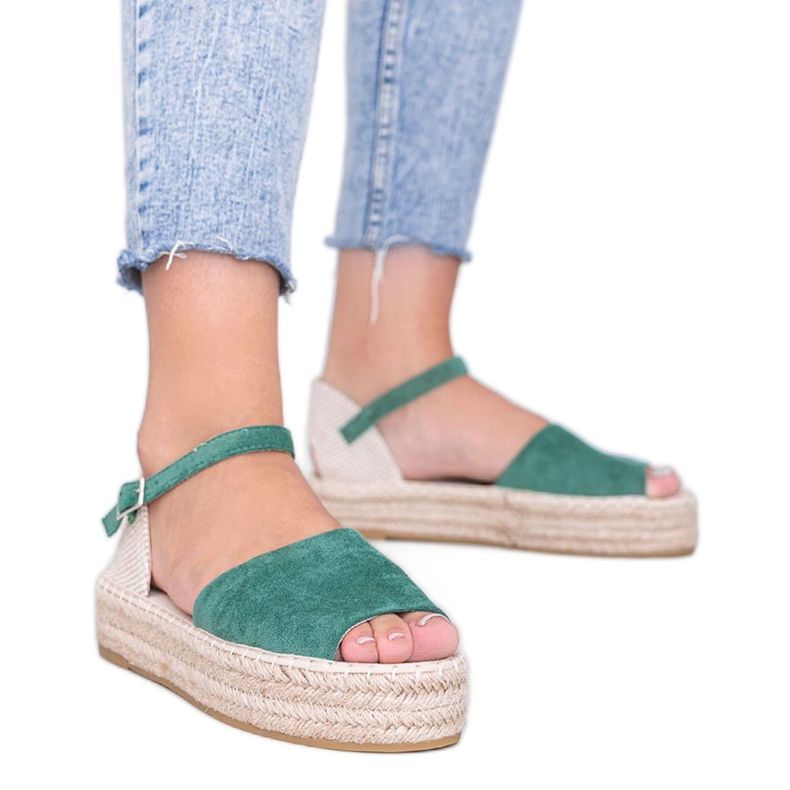 Grüne Sandalen auf der Pearl River-Plattform