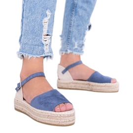 Blaue Sandalen auf der Pearl River-Plattform